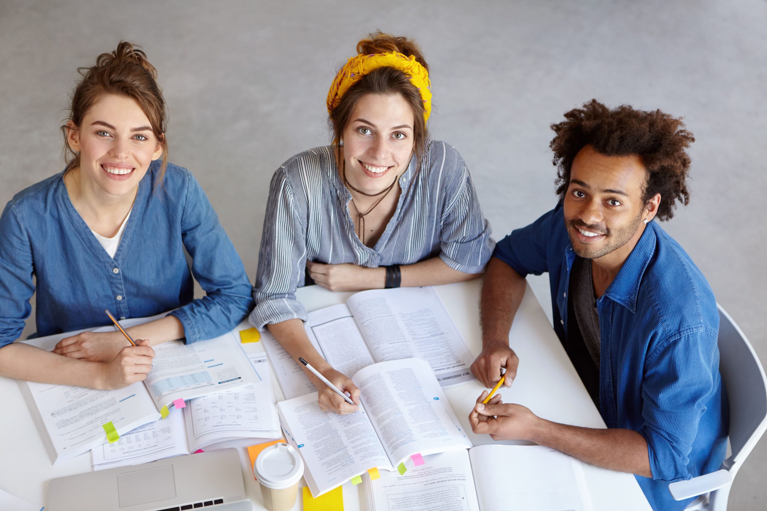 Como incentivar a participação de estudantes de graduação em projetos financiados por convênios e contratos?